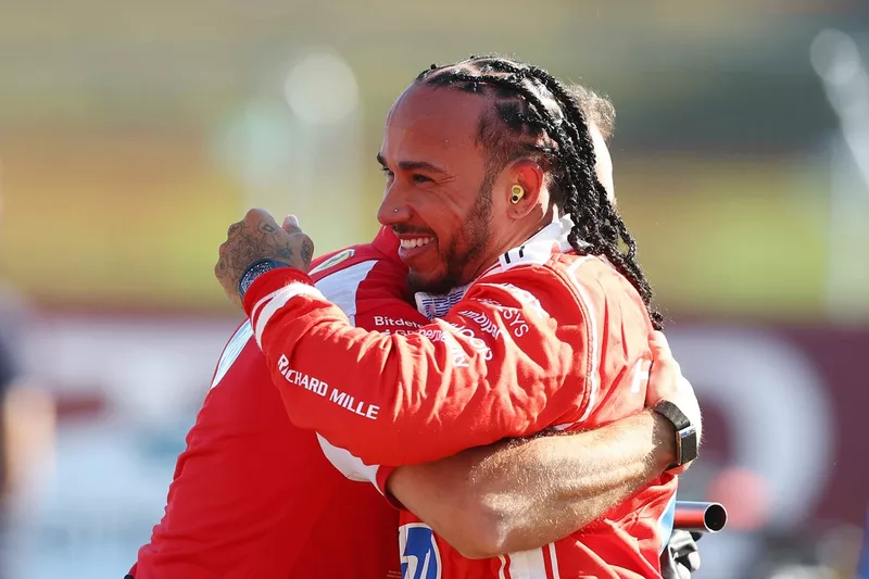 Lewis Hamilton crée la surprise en décrochant la pole sprint à Silverstone avec Ferrari