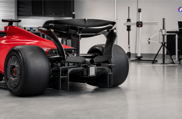 Illustration IA d’un aileron arrière actif de F1 en inspection technique dans un atelier