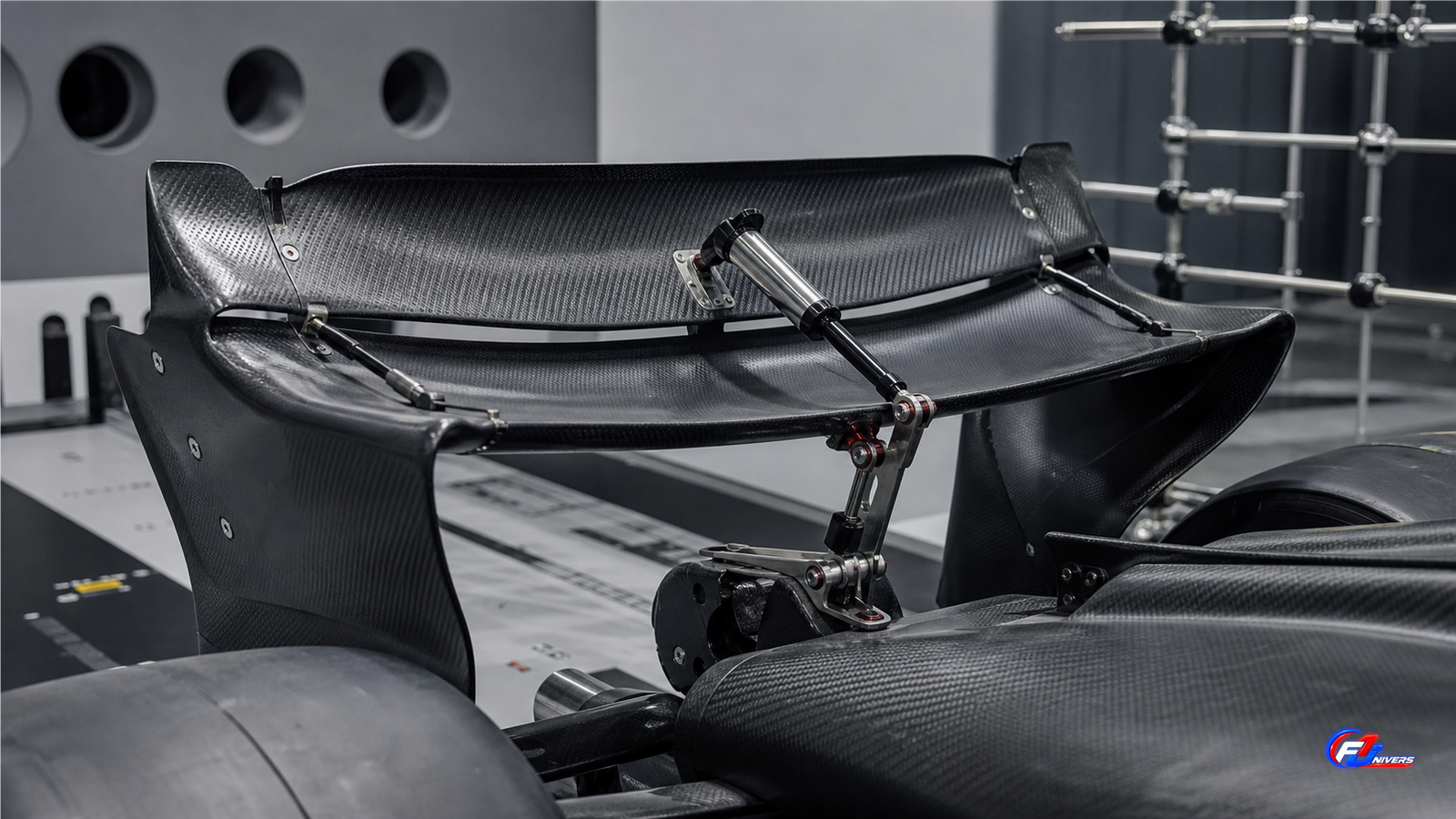 Illustration IA du mécanisme d’un aileron arrière actif de F1 dans un atelier aérodynamique