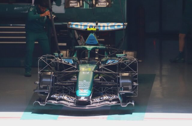 Vue de face de l’Aston Martin AMR26 numéro 14 dans son garage pendant le Grand Prix de Chine 2026