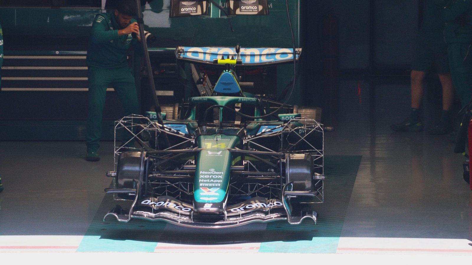 Vue de face de l’Aston Martin AMR26 numéro 14 dans son garage pendant le Grand Prix de Chine 2026