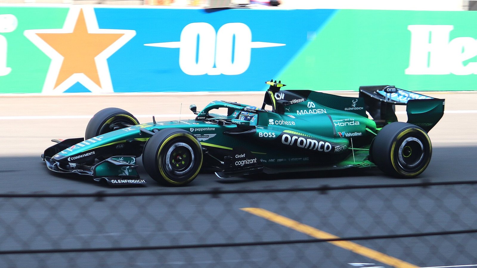 Fernando Alonso au volant de l’Aston Martin AMR26 motorisée par Honda pendant les essais libres du Grand Prix de Chine 2026