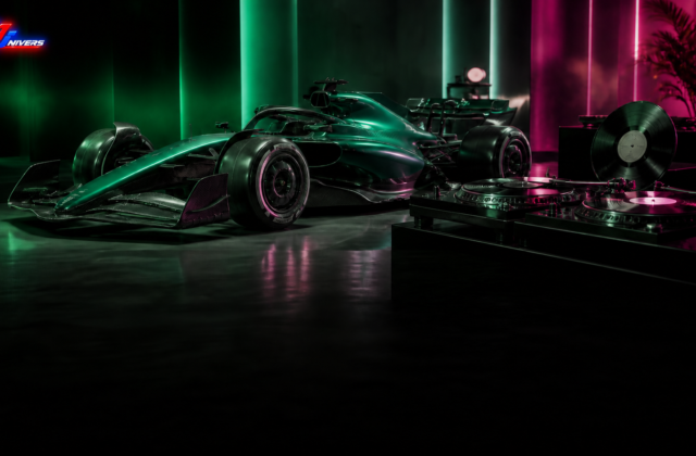 Aston Martin et Defected Records évoqués par une monoplace générique et des platines DJ — visuel éditorial généré par IA
