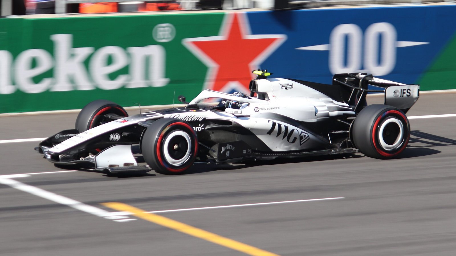 Cadillac F1 2026 pilotée par Valtteri Bottas pendant les qualifications du Grand Prix de Chine
