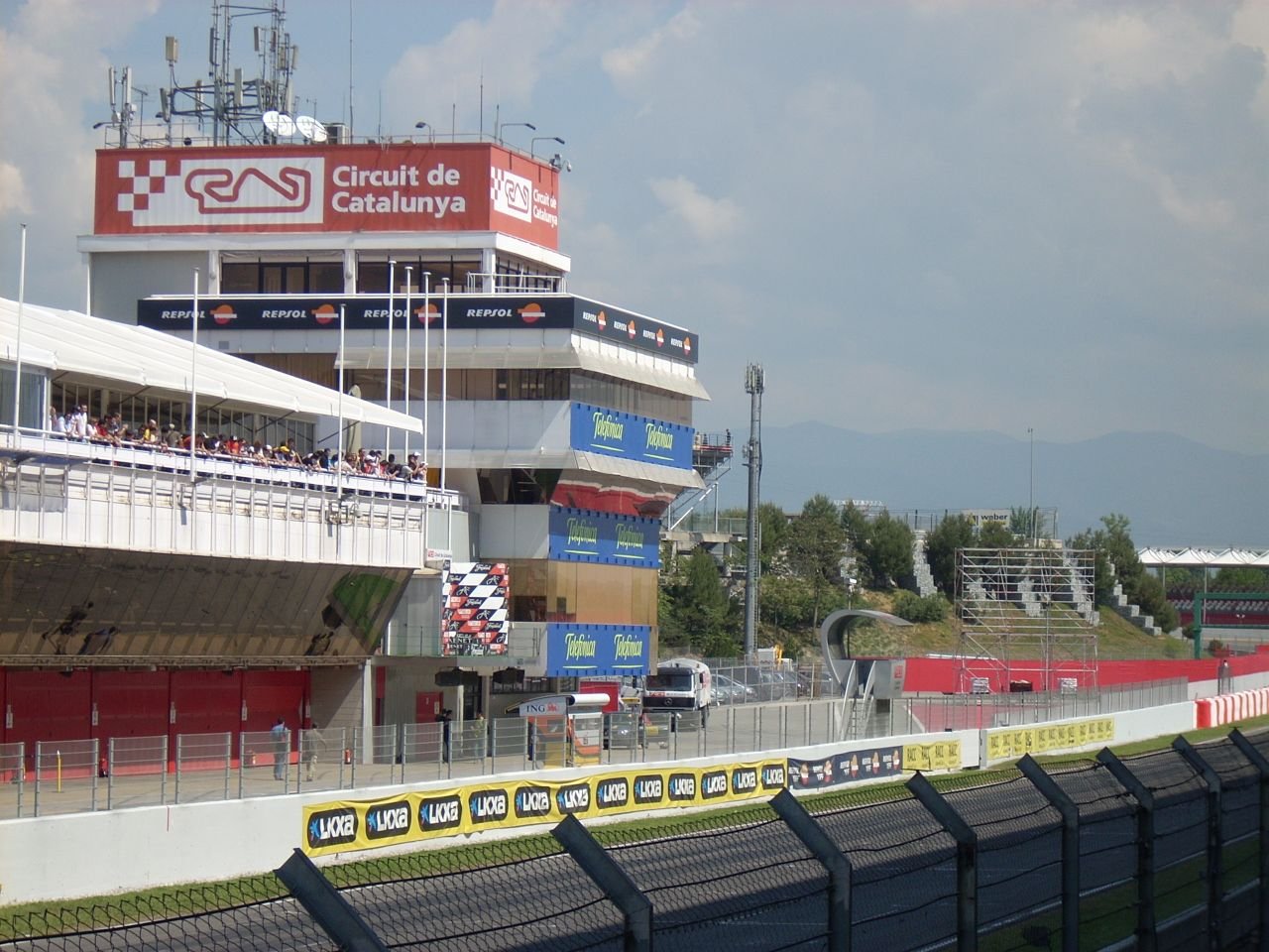 Vue du Circuit de Barcelona-Catalunya pendant un événement automobile