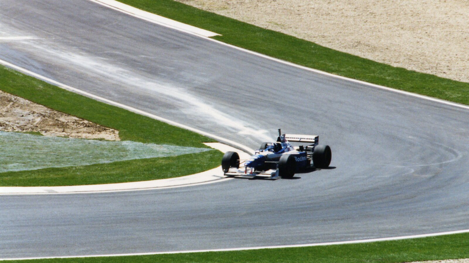 Damon Hill au volant de la Williams FW18 pendant les essais du Grand Prix de Saint-Marin 1996