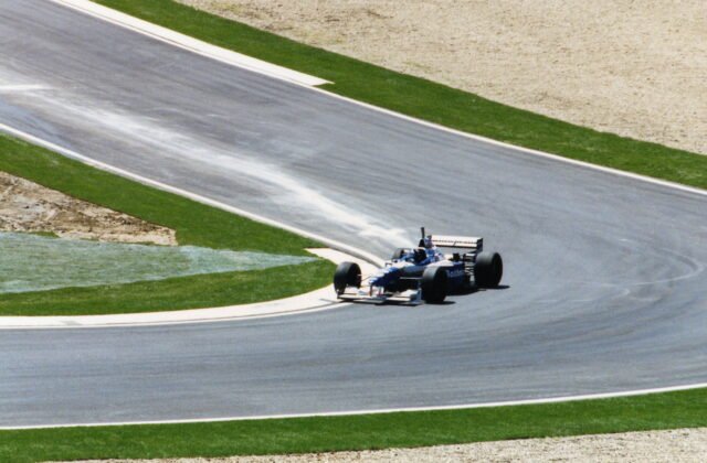 Damon Hill au volant de la Williams FW18 pendant les essais du Grand Prix de Saint-Marin 1996