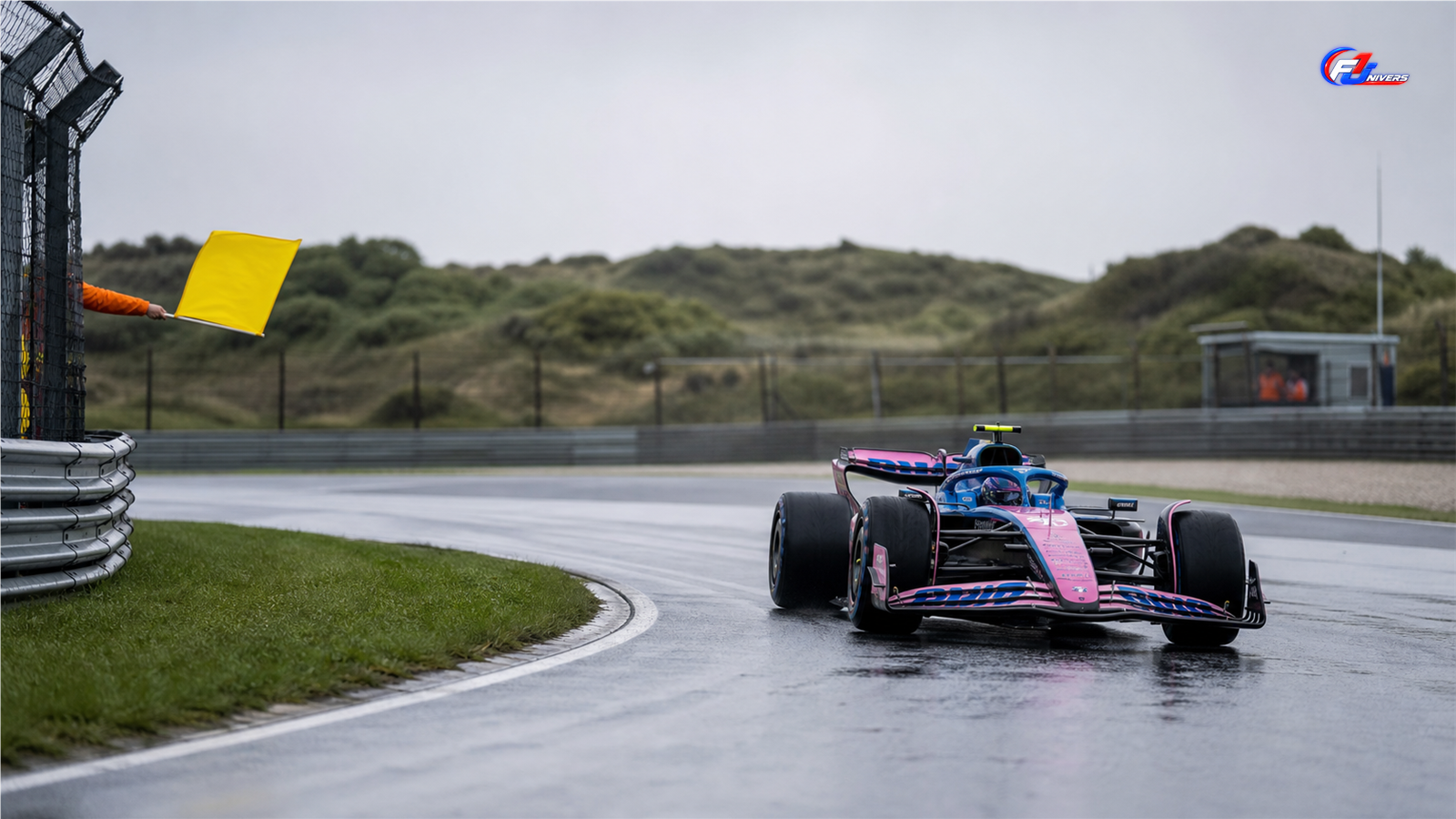 Monoplace de Formule 1 approchant un drapeau jaune sur piste humide à Zandvoort, visuel éditorial généré par IA