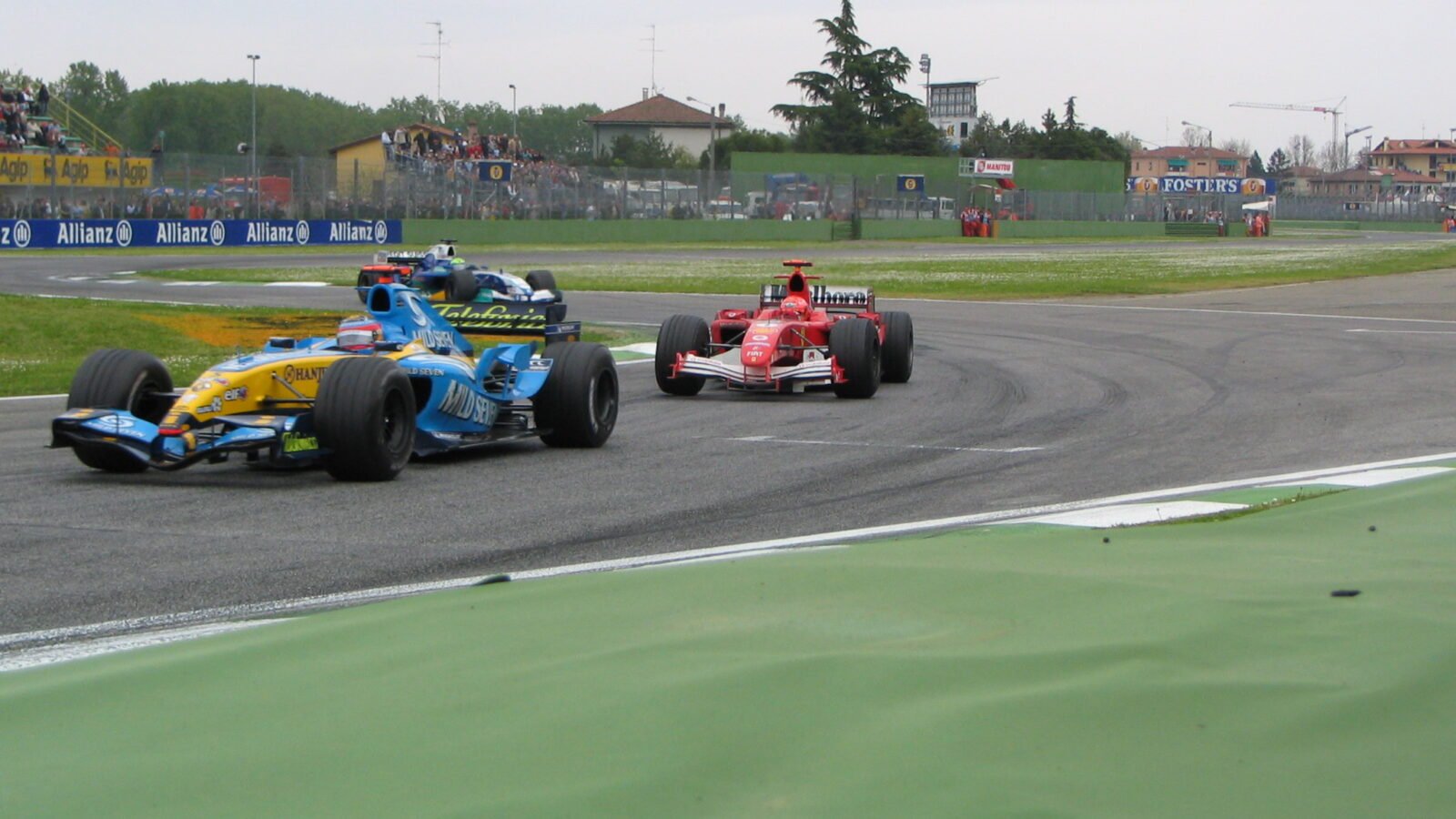 Fernando Alonso devant Michael Schumacher pendant leur duel au Grand Prix de Saint-Marin 2005