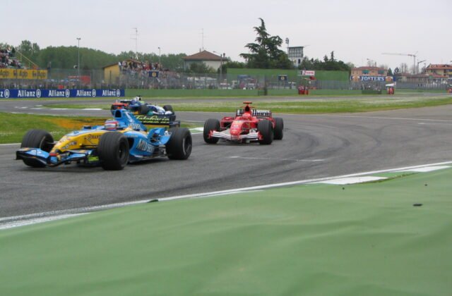 Fernando Alonso devant Michael Schumacher pendant leur duel au Grand Prix de Saint-Marin 2005