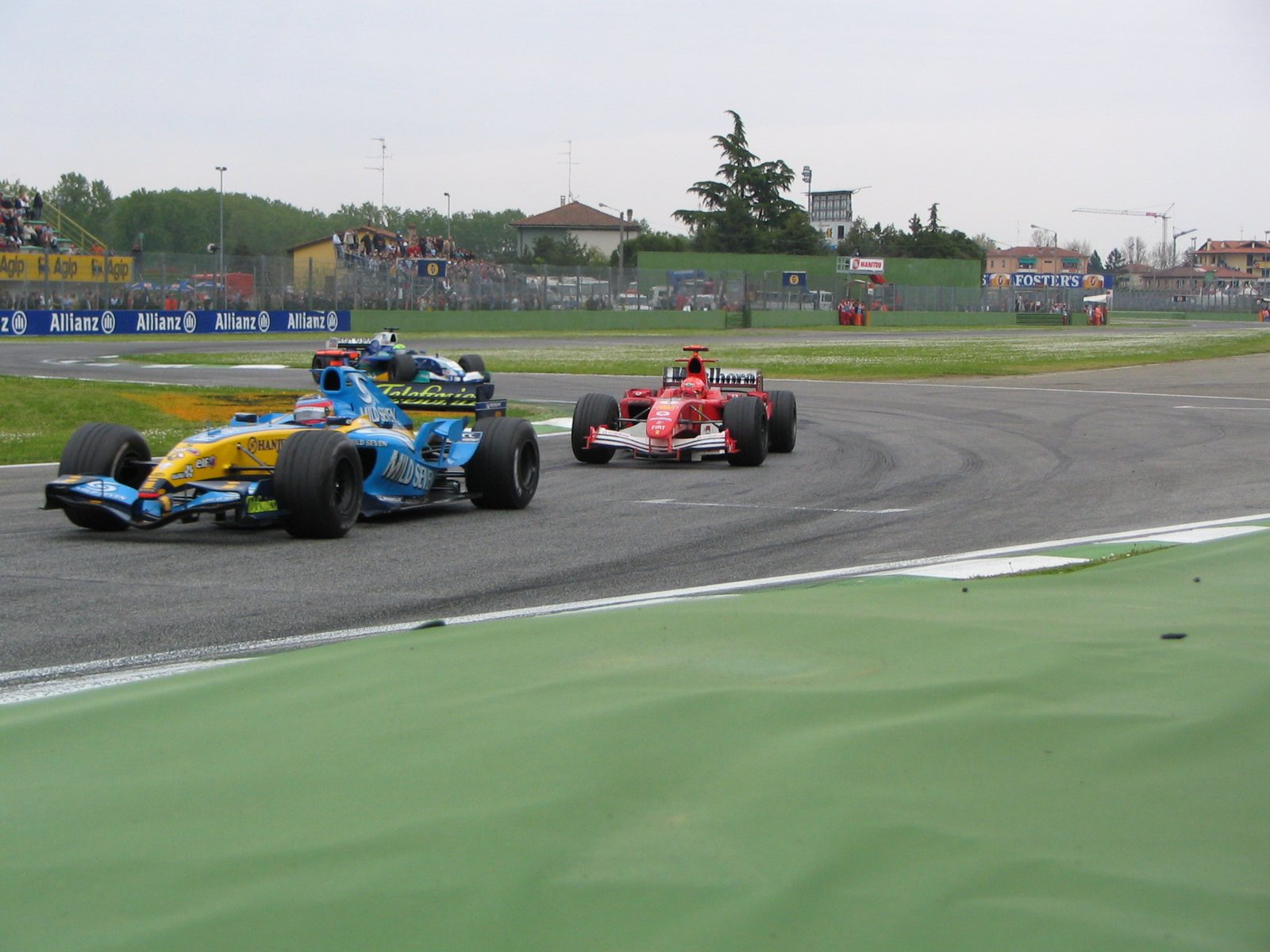 Fernando Alonso devant Michael Schumacher pendant leur duel au Grand Prix de Saint-Marin 2005