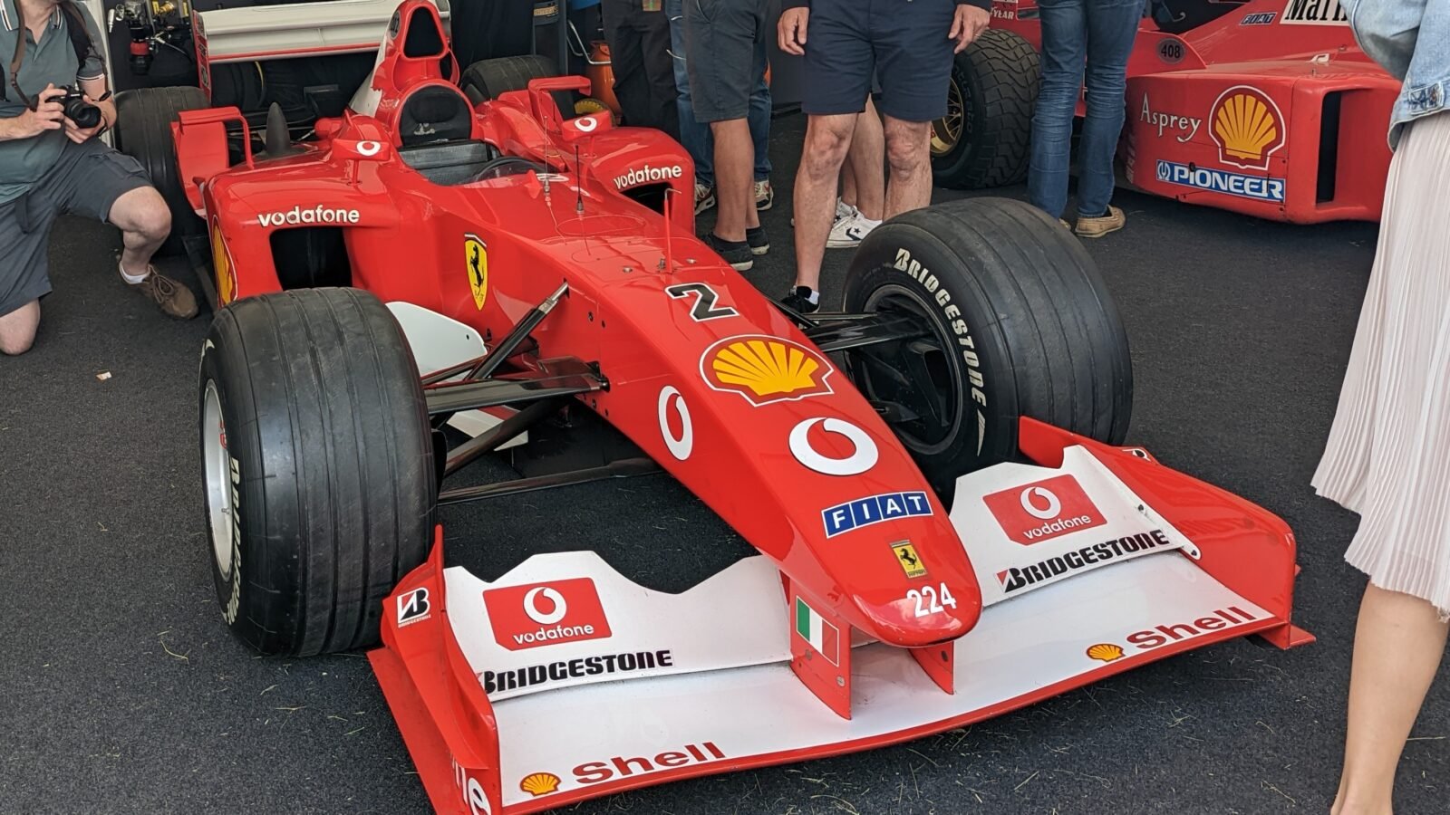 Ferrari F2002 exposée de trois quarts, la monoplace dominante de la saison 2002