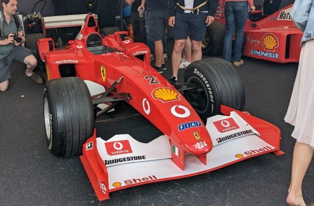 Ferrari F2002 exposée de trois quarts, la monoplace dominante de la saison 2002
