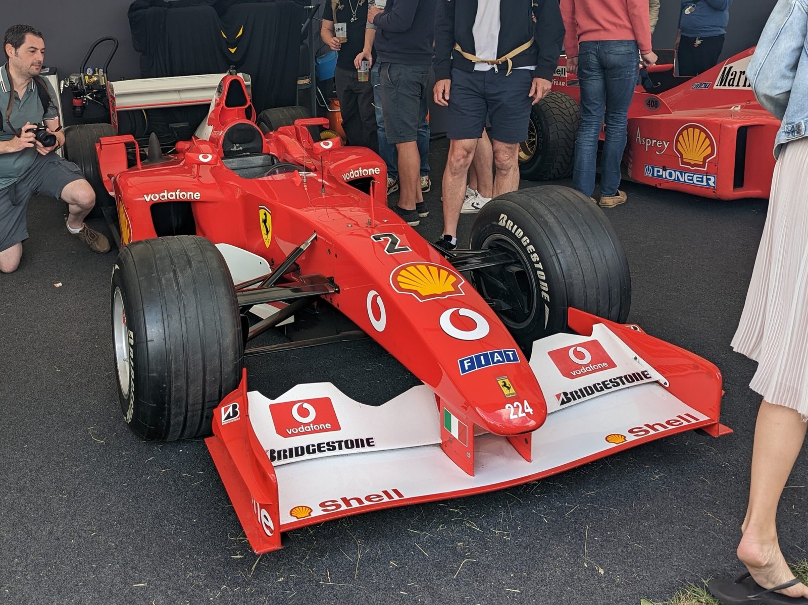 Ferrari F2002 exposée de trois quarts, la monoplace dominante de la saison 2002