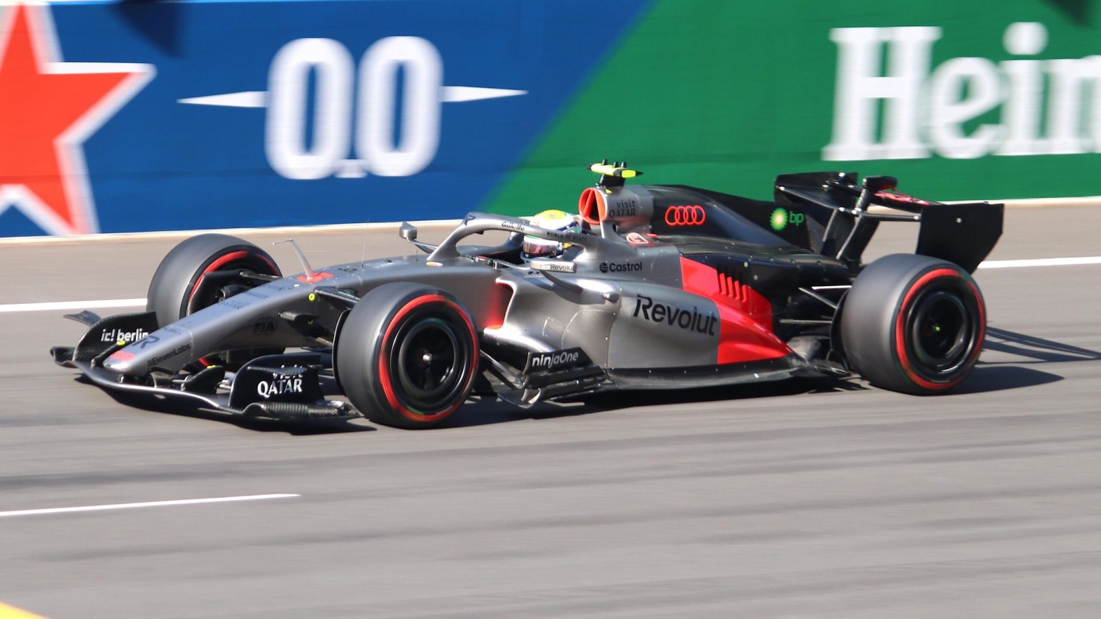 Gabriel Bortoleto au volant de l’Audi R26 pendant les qualifications du Grand Prix de Chine 2026