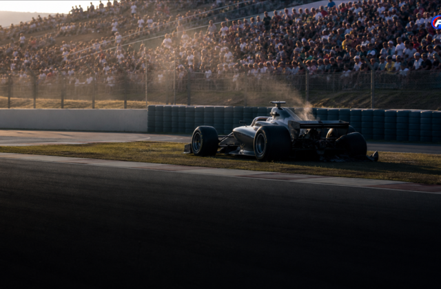 Monoplace fictive immobilisée devant des tribunes, illustration des désillusions en Grand Prix à domicile F1 — visuel éditorial généré par IA pour F1 Univers.