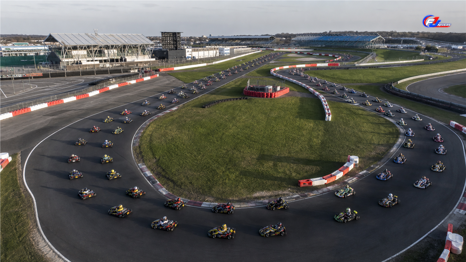 Vue aérienne d’une grande grille de karts sur un circuit de Silverstone, visuel éditorial généré par IA