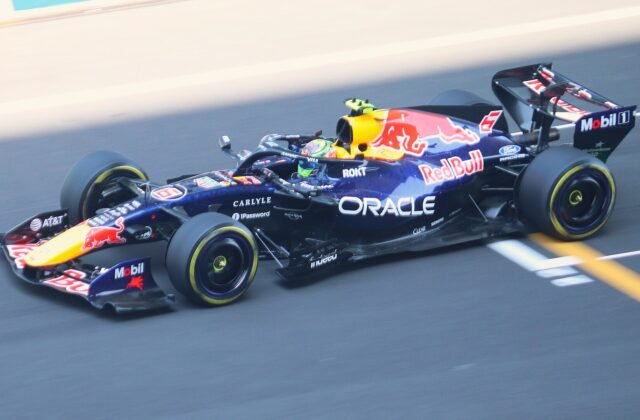 Isack Hadjar au volant de la Red Bull RB22 pendant les essais libres du Grand Prix de Chine 2026