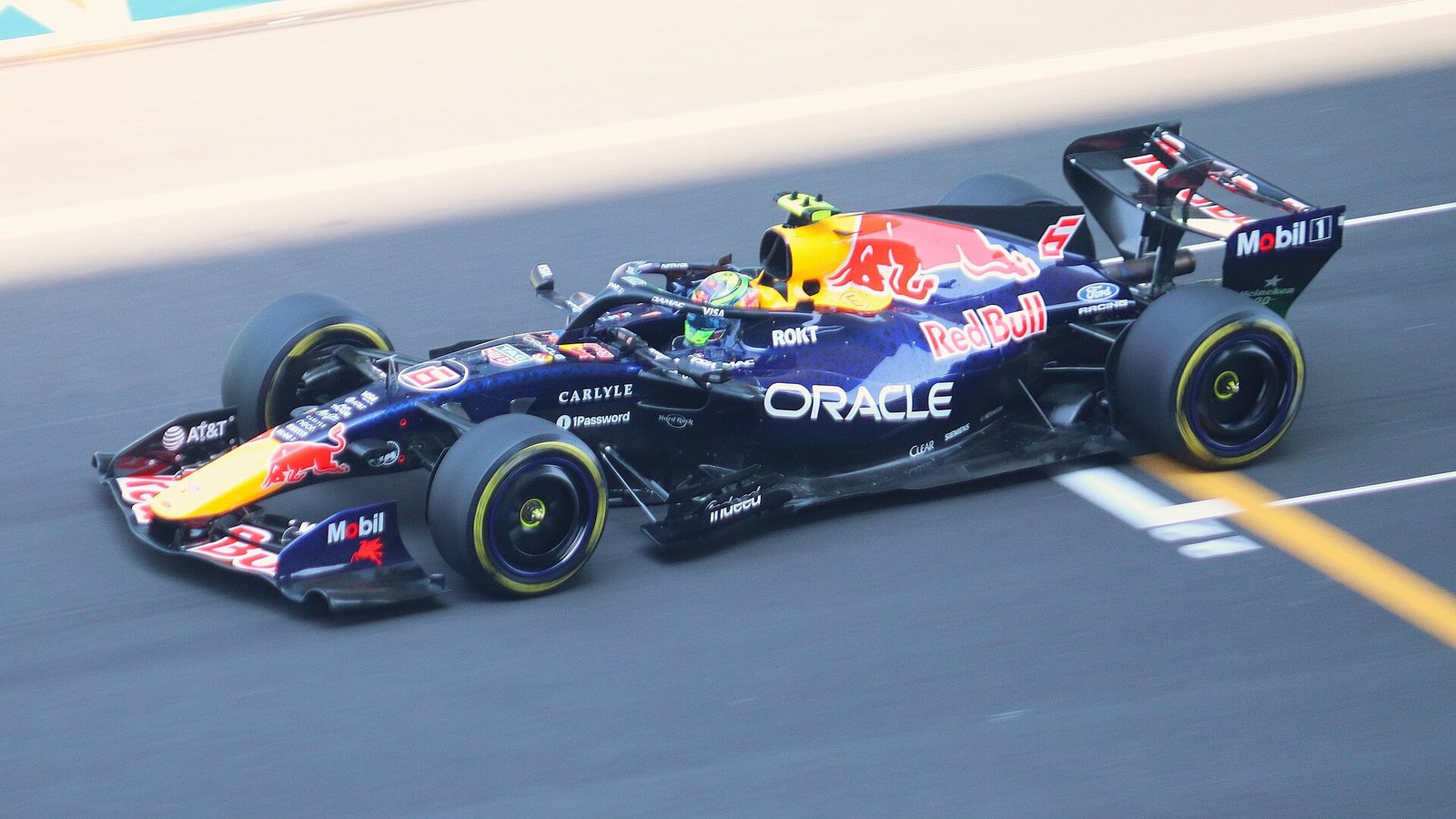 Isack Hadjar au volant de la Red Bull RB22 pendant les essais libres du Grand Prix de Chine 2026