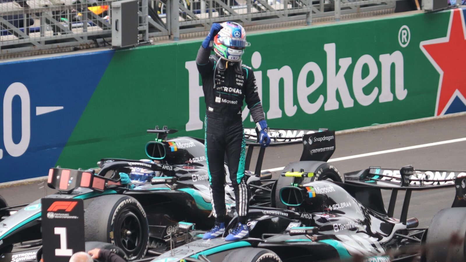 Kimi Antonelli célèbre sa victoire après le Grand Prix de Chine 2026 devant les Mercedes W17