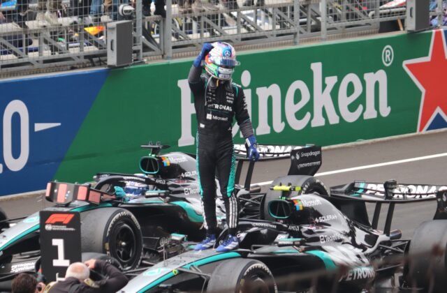 Kimi Antonelli célèbre sa victoire avec Mercedes après le Grand Prix de Chine 2026