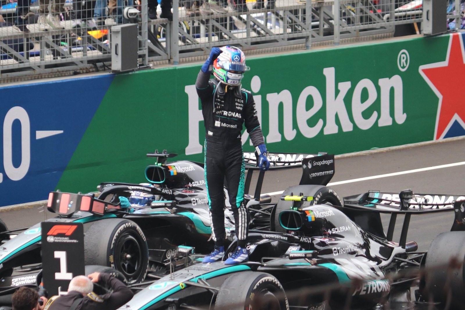 Kimi Antonelli célèbre sa victoire avec Mercedes après le Grand Prix de Chine 2026