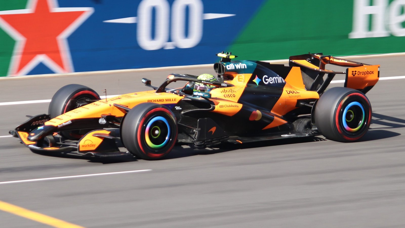 Lando Norris au volant de la McLaren MCL40 pendant les qualifications du Grand Prix de Chine 2026