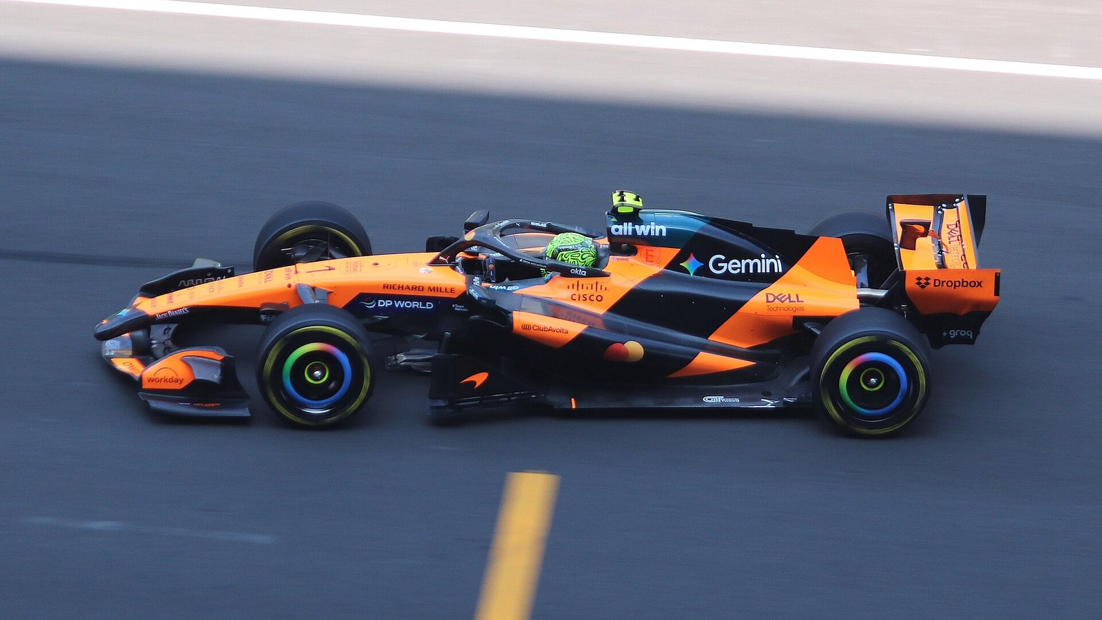 Lando Norris au volant de la McLaren MCL40 pendant les essais libres du Grand Prix de Chine 2026