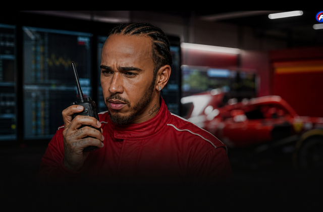 Visuel éditorial généré par IA de Lewis Hamilton dans un garage Ferrari à Zandvoort, tenant une radio