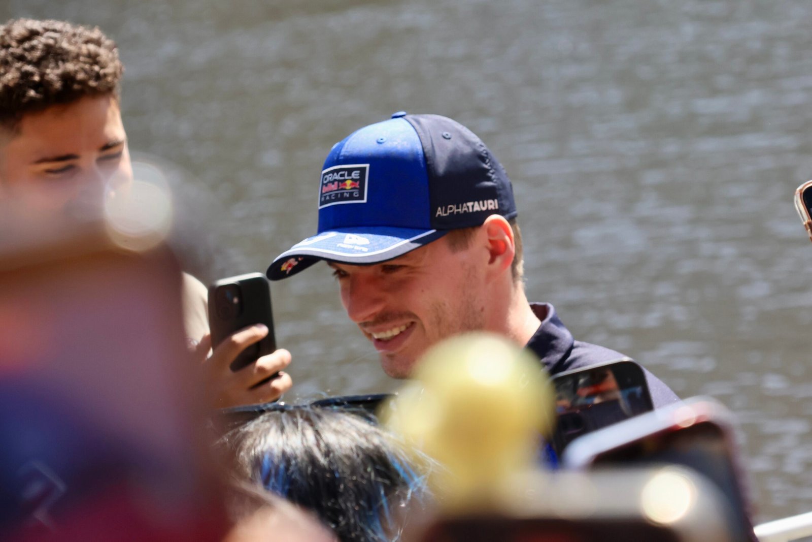Max Verstappen face aux supporters lors d’un événement Red Bull en 2026