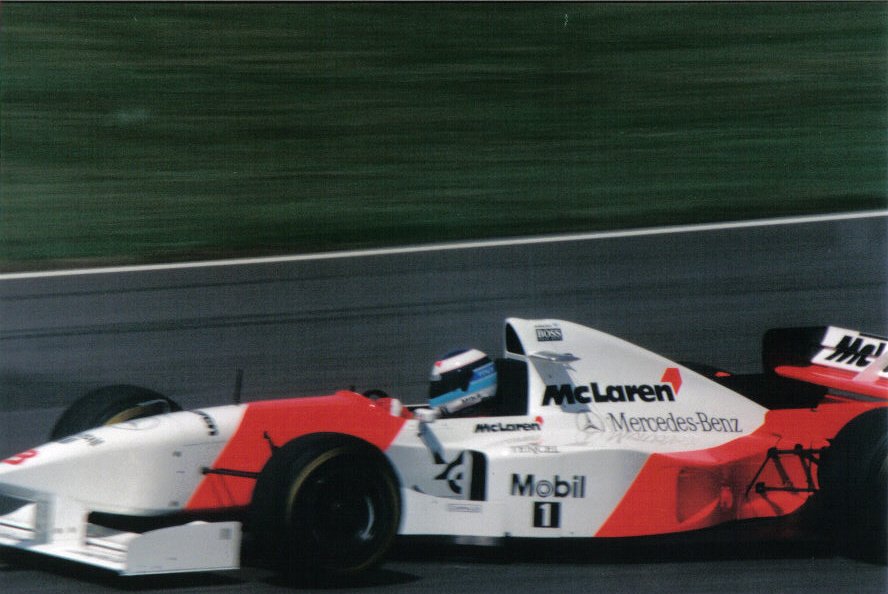 Mika Häkkinen au volant de la McLaren MP4/10 pendant le Grand Prix de Grande-Bretagne 1995