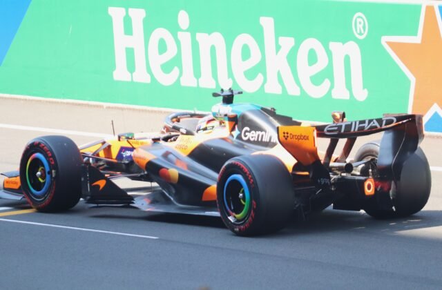 Oscar Piastri au volant de la McLaren MCL40 pendant les essais libres du Grand Prix de Chine 2026