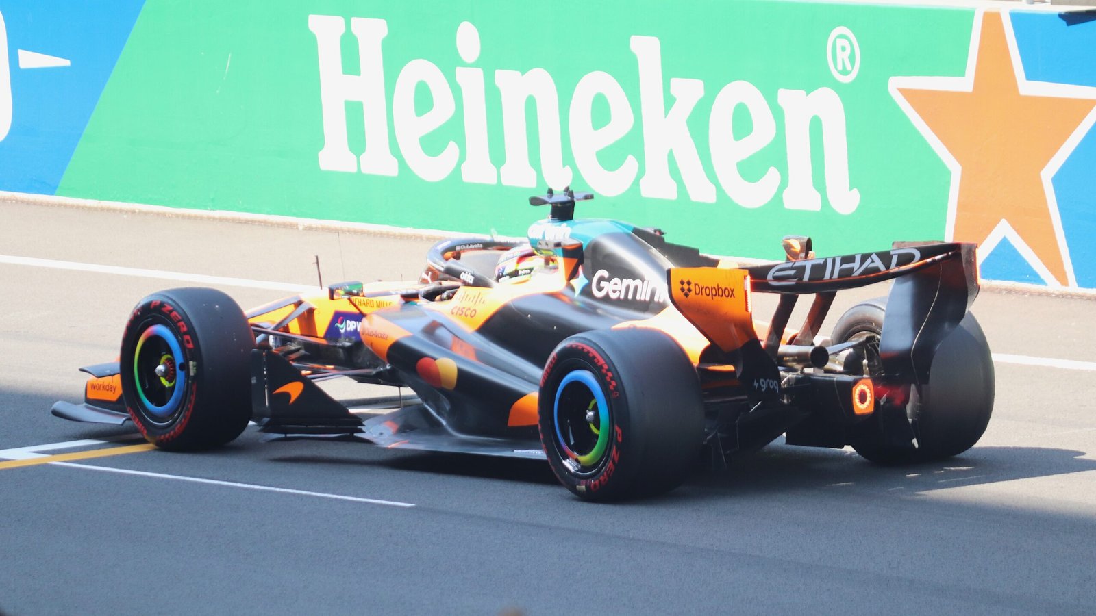 Oscar Piastri au volant de la McLaren MCL40 pendant les essais libres du Grand Prix de Chine 2026