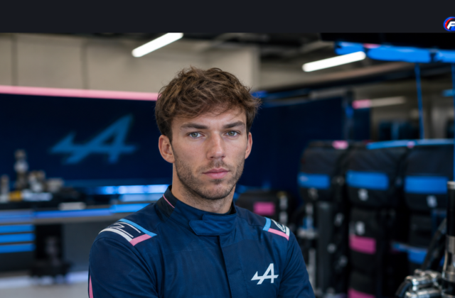 Visuel éditorial généré par IA : Pierre Gasly dans le garage Alpine après un arrêt lent à Silverstone.