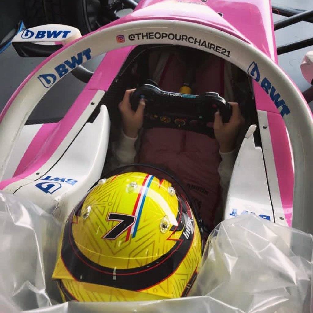 Théo Pourchaire installé dans le cockpit de sa HWA Racelab lors de ses débuts en Formule 2 à Bahreïn en 2020
