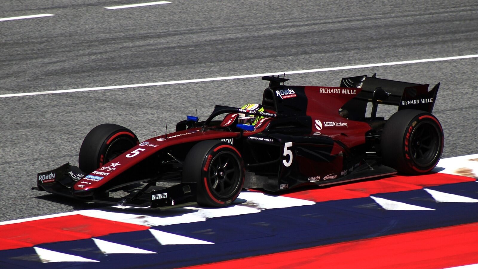 Théo Pourchaire au volant de sa monoplace ART Grand Prix pendant la saison 2023 de Formule 2 en Autriche