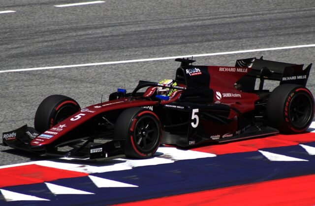 Théo Pourchaire au volant de sa monoplace ART Grand Prix pendant la saison 2023 de Formule 2 en Autriche