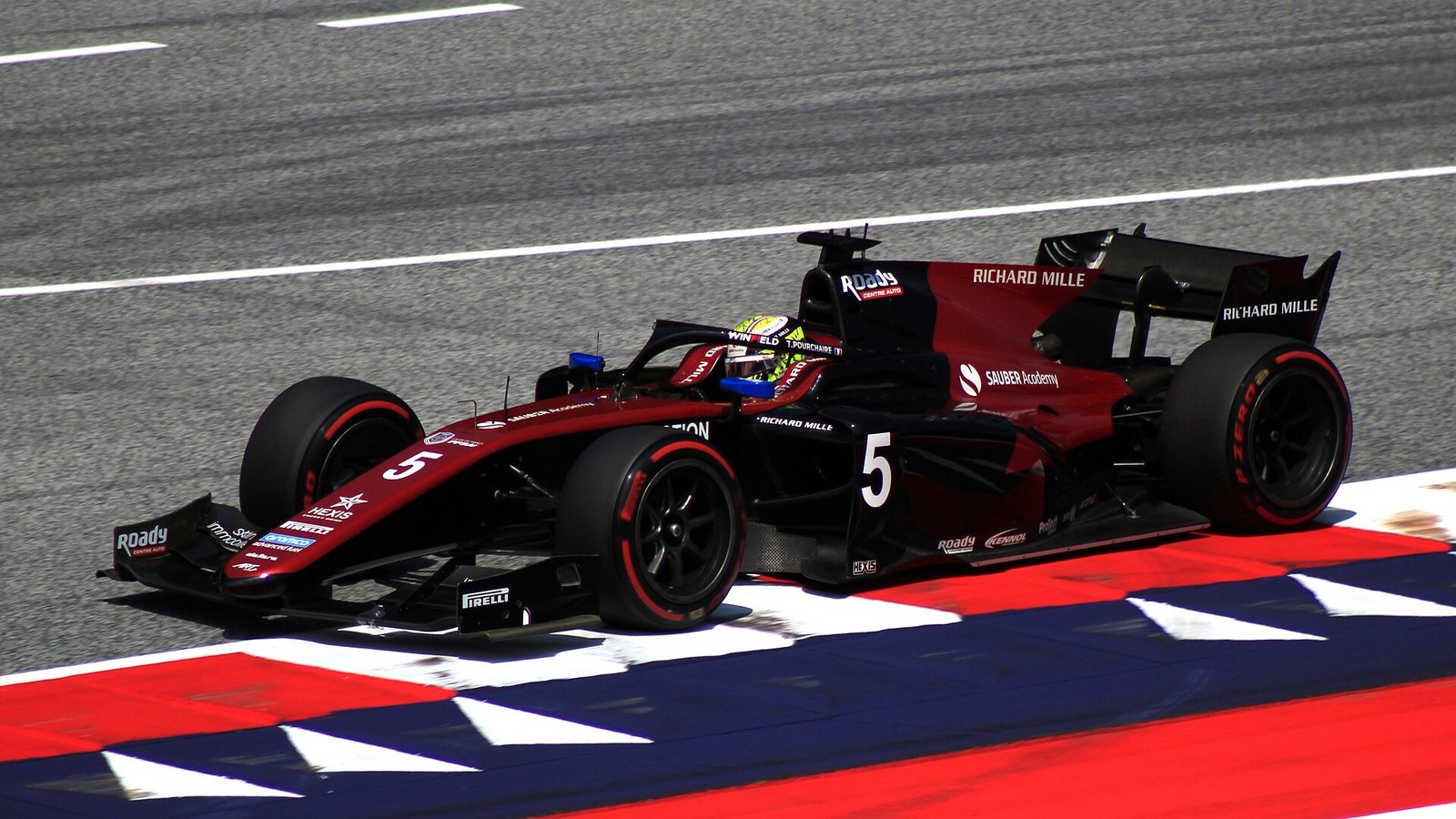 Théo Pourchaire au volant de sa monoplace ART Grand Prix pendant la saison 2023 de Formule 2 en Autriche