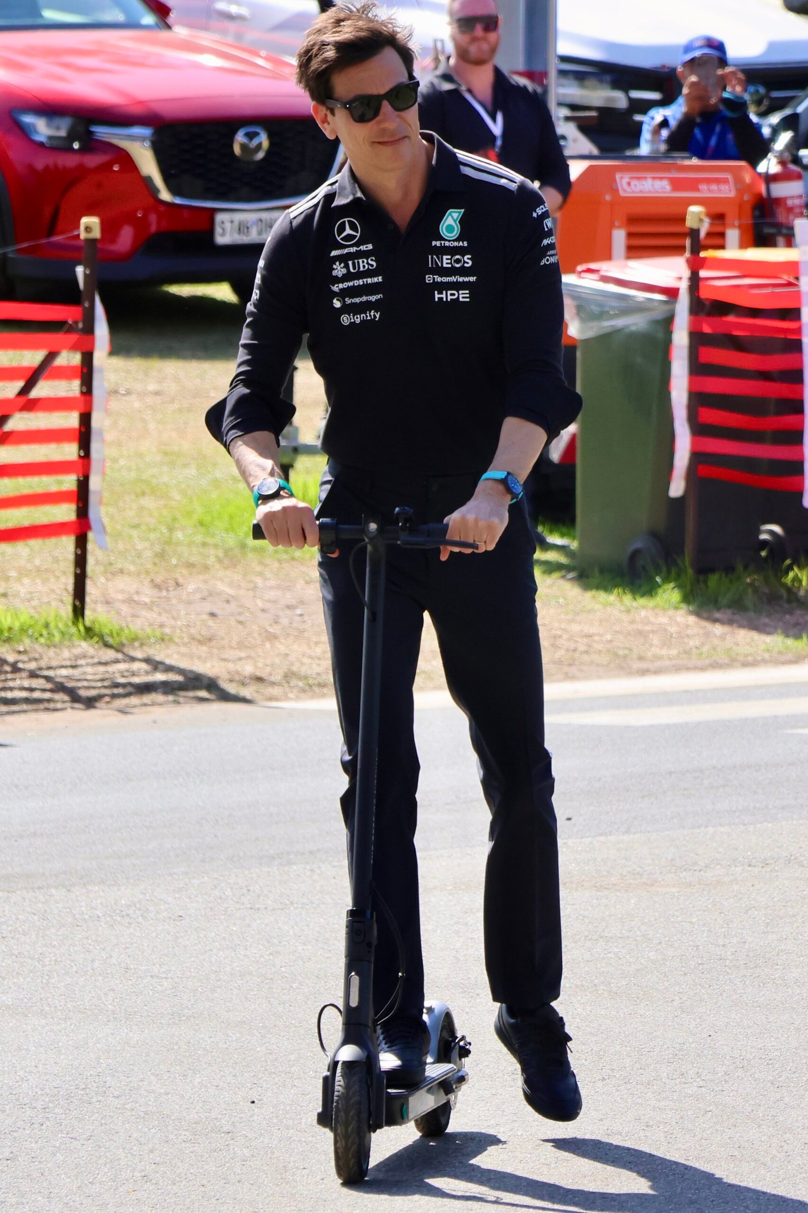 Toto Wolff dans le paddock du Grand Prix d’Australie 2026 avec la tenue Mercedes