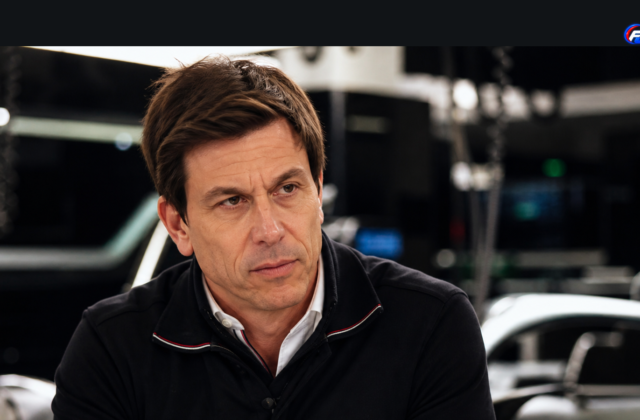 Visuel éditorial généré par IA : Toto Wolff dans le garage Mercedes, au sujet de la fiabilité.