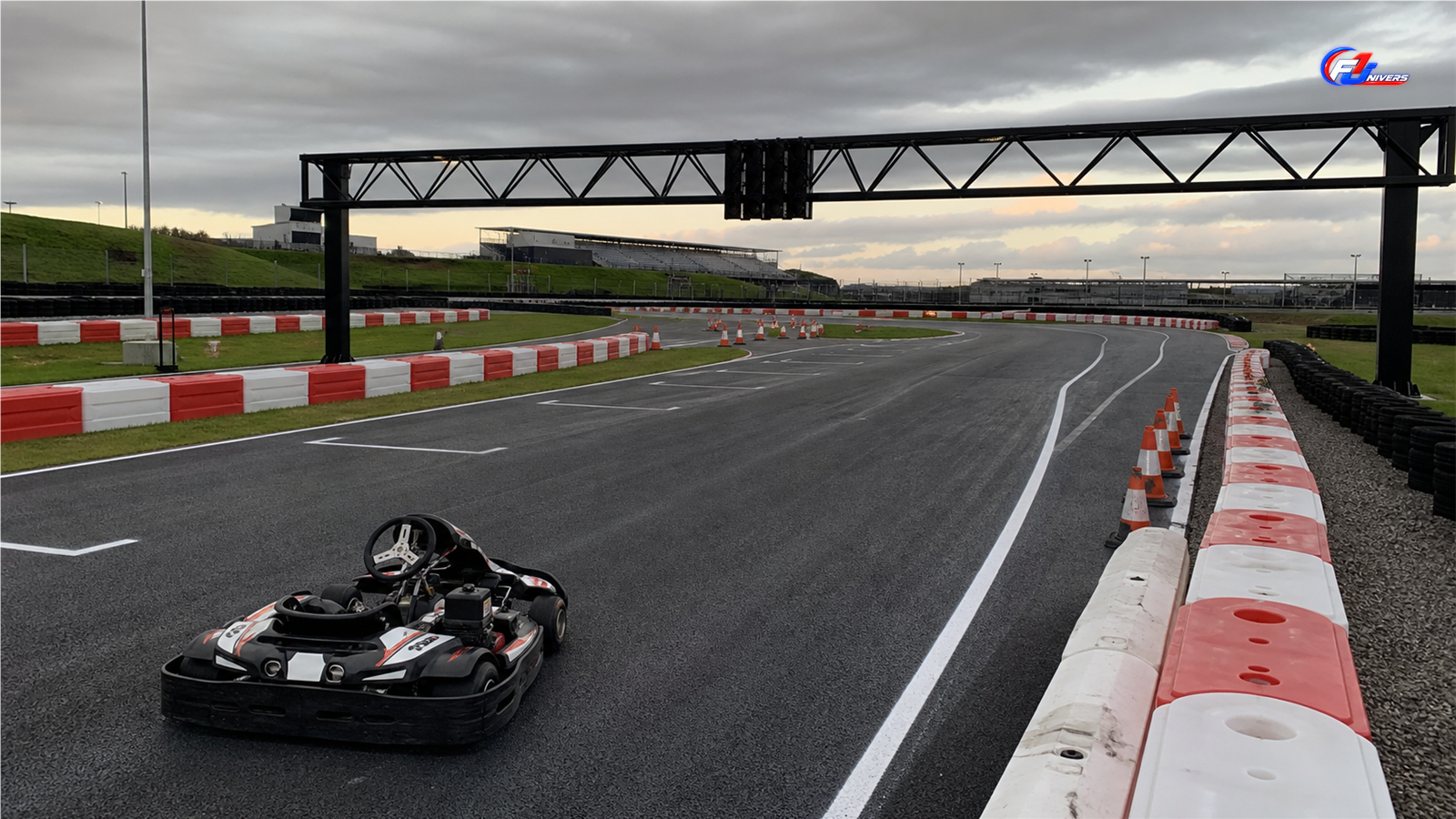 Tracé de karting large et préparé pour une grande grille à Silverstone, visuel éditorial généré par IA