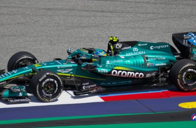 L Aston Martin AMR26 de Fernando Alonso sur le circuit du Grand Prix d Autriche 2026