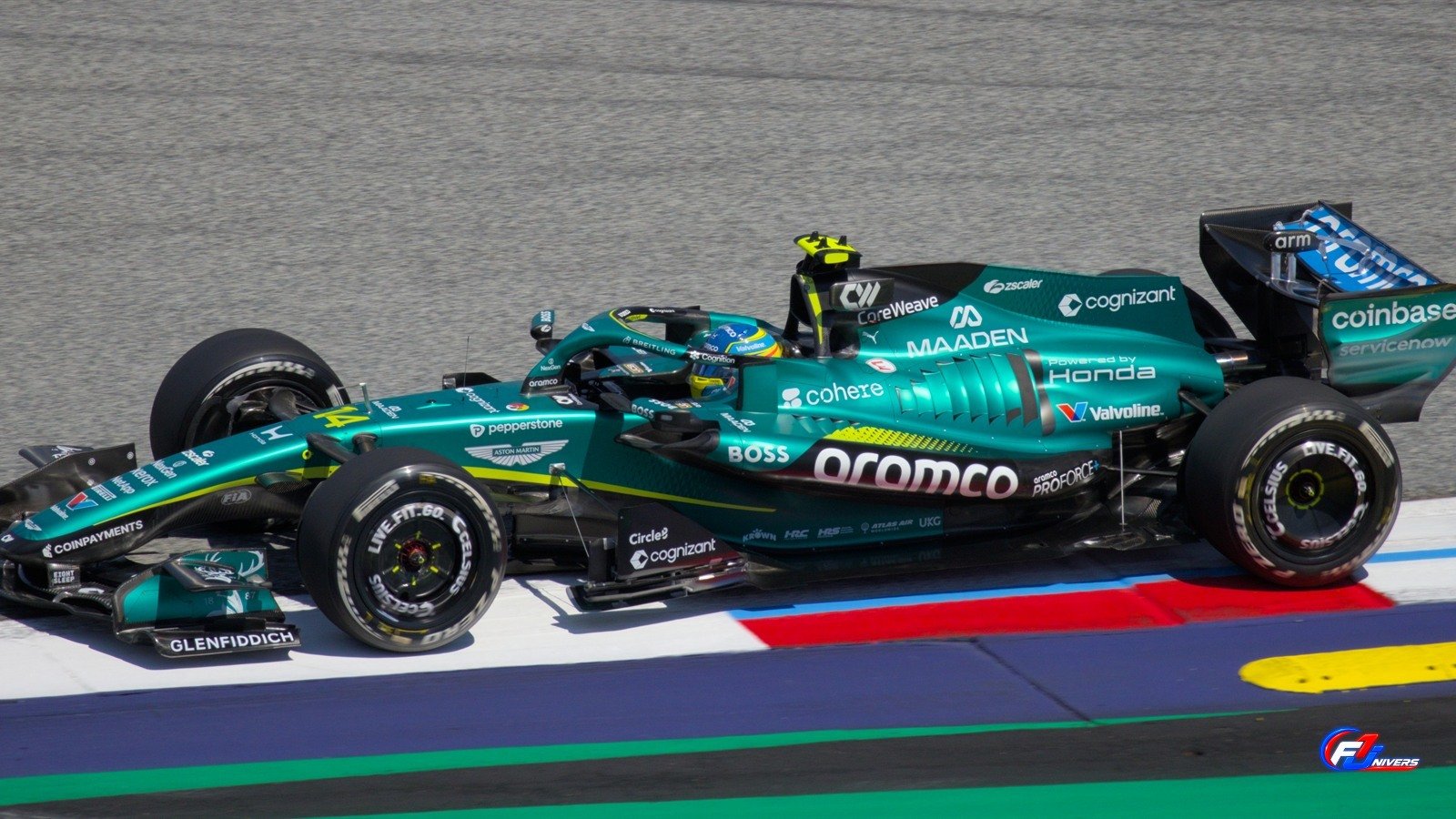 L Aston Martin AMR26 de Fernando Alonso sur le circuit du Grand Prix d Autriche 2026