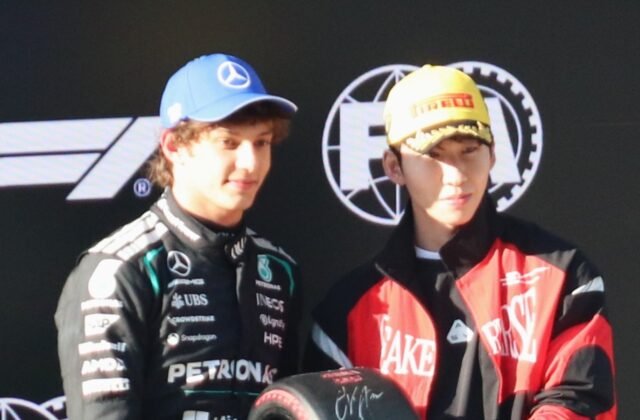 Kimi Antonelli, à gauche, lors de la remise du trophée de pole du Grand Prix de Chine 2026.