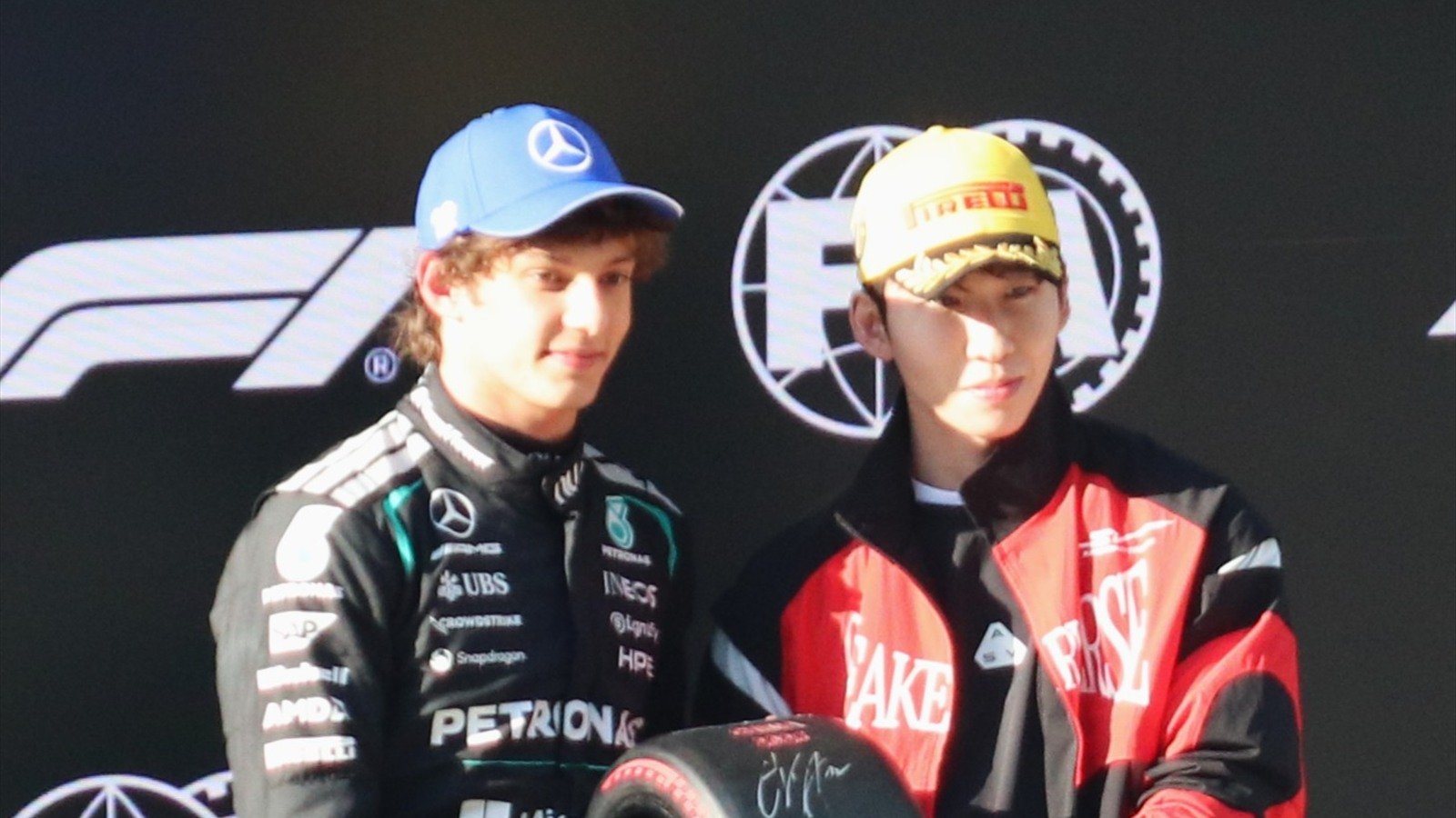 Kimi Antonelli, à gauche, lors de la remise du trophée de pole du Grand Prix de Chine 2026.
