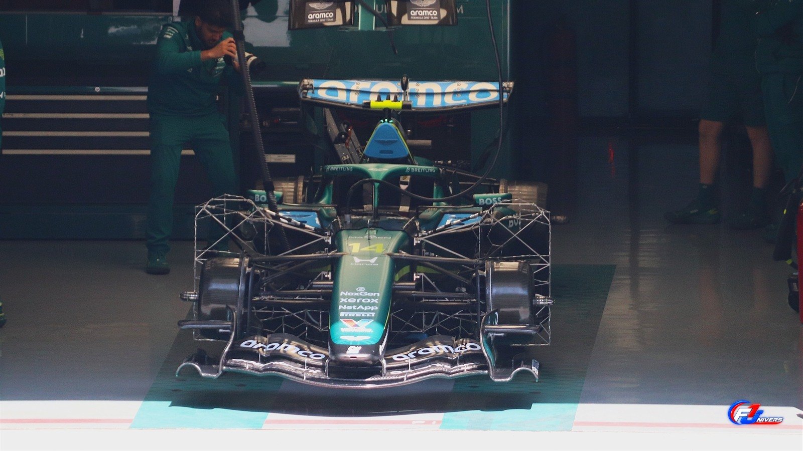 Aston Martin AMR26 de Fernando Alonso de face dans le garage au Grand Prix de Chine 2026