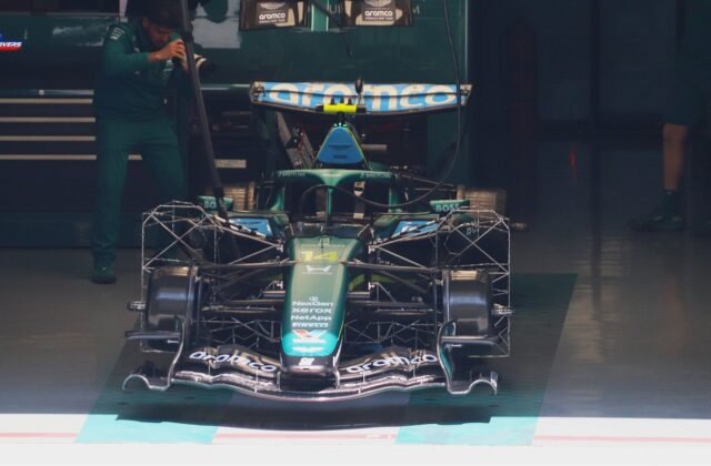 Aston Martin AMR26 de Fernando Alonso dans le garage au Grand Prix de Chine 2026.