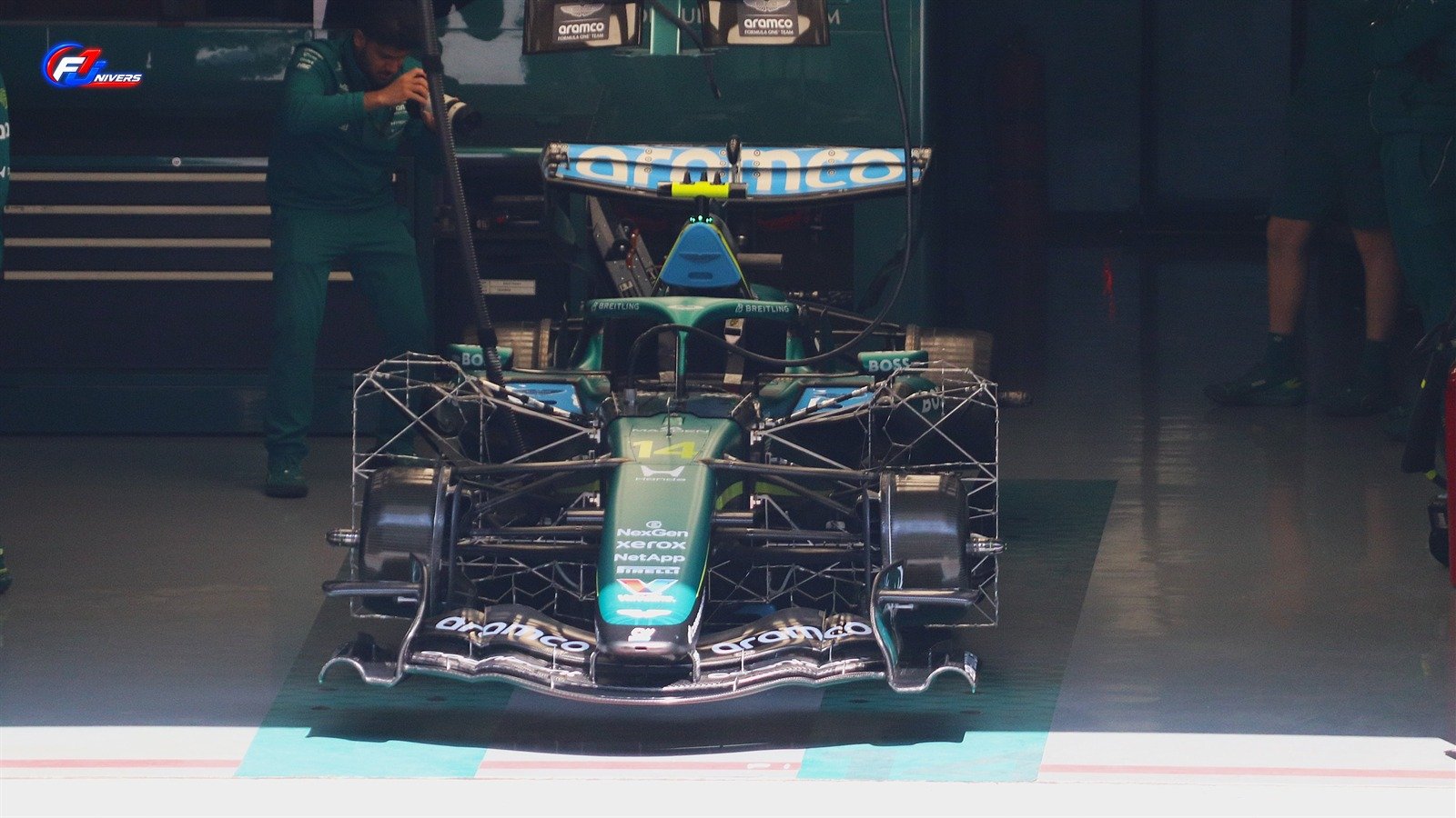 Aston Martin AMR26 de Fernando Alonso dans le garage au Grand Prix de Chine 2026.