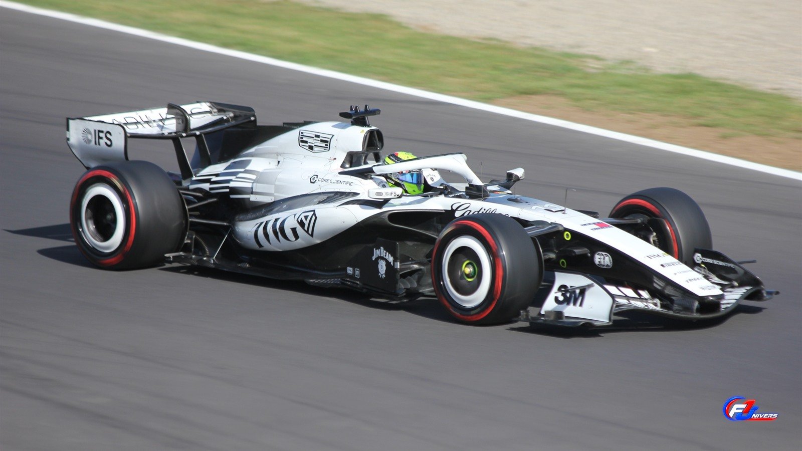 Action en justice Cadillac F1 : Sergio Pérez au volant de la Cadillac MAC-26 en qualifications du Grand Prix d'Italie 2026.