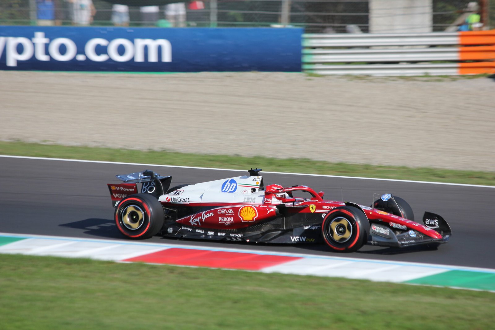Charles Leclerc au volant de la Ferrari SF-25 pendant les qualifications du Grand Prix d’Italie 2025 à Monza
